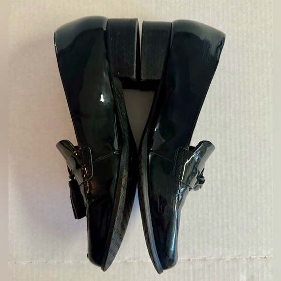 Tahari Looker Loafer- Black classic patent leather loafer with tassle.Size 10.5 - Picture 4 of 8